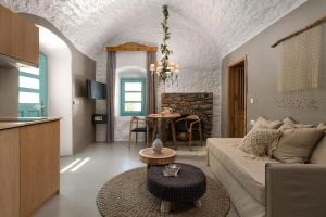 salon z kanapą i stołem w obiekcie Kaminos Boutique Hotel w mieście Simi