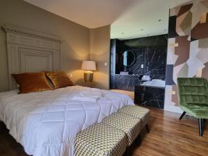 Ένα ή περισσότερα κρεβάτια σε δωμάτιο στο VILLA MURA gite luxe avec piscine et spa campagne et grand air nouvelle Aquitaine Corrèze