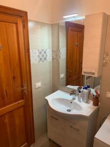 La salle de bains est pourvue d'un lavabo et d'un miroir. dans l'établissement Esclusivo chalet immerso nel verde, à Filettino