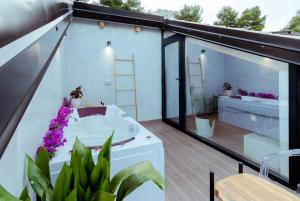 Ein Bett oder Betten in einem Zimmer der Unterkunft Rea Boutique Hotel