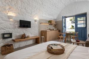 Telewizja i/lub zestaw kina domowego w obiekcie Kaminos Boutique Hotel