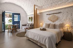 Łóżko lub łóżka w pokoju w obiekcie Kaminos Boutique Hotel