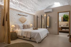 Łóżko lub łóżka w pokoju w obiekcie Kaminos Boutique Hotel