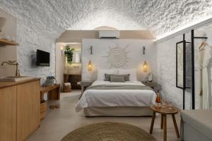 Łóżko lub łóżka w pokoju w obiekcie Kaminos Boutique Hotel