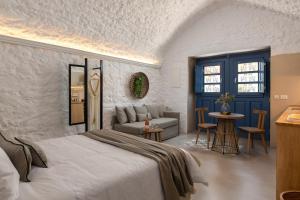 Łóżko lub łóżka w pokoju w obiekcie Kaminos Boutique Hotel