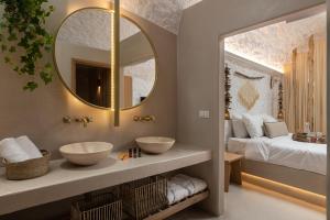 Łóżko lub łóżka w pokoju w obiekcie Kaminos Boutique Hotel
