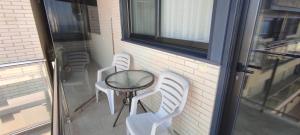 a patio with a table and chairs and a window at Apartamento Numi II in L'Ametlla de Mar