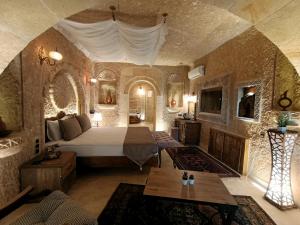 ウルギュップにあるPegas Cave Suitesのベッドルーム1室(大型ベッド1台付)