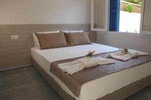 um quarto com uma cama com toalhas e uma janela em Danai House em Rodes