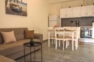 uma sala de estar com um sofá, uma mesa e uma cozinha em Danai House em Rodes