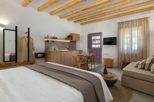 sypialnia z dużym łóżkiem i kuchnią w obiekcie Kaminos Boutique Hotel w mieście Simi +37 zdjęć