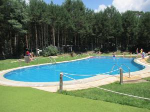 Bazén v ubytování Camping Cobijo nebo v jeho okolí