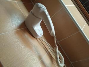 een föhn op een aanrecht met een snoer bij San Daniele Bundi House in Rome