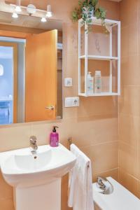 Koupelna v ubytování Apartaments Les Palmeres Coma-ruga
