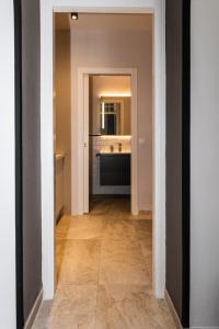 an empty hallway with a hallway leading to a bathroom at Triana Pelay in Seville