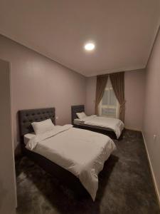 Un pat sau paturi într-o cameră la نزل الشرقي