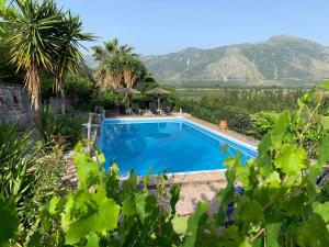 una piscina en una villa con montañas en el fondo en Ritual Greece Appartement 2, en Kipseli