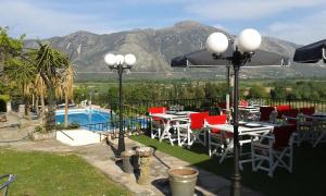 un patio con mesas y sillas y una piscina en Ritual Greece Appartement 2, en Kipseli