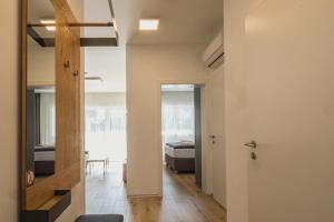 Zimmer mit einem Flur mit einem Bett und einer Tür in der Unterkunft Deluxe Apartment Graz in Graz