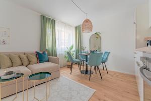 uma sala de estar com um sofá, uma mesa e cadeiras em Garden.Lodge Spitz in der Wachau em Spitz