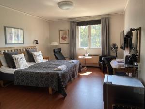una camera d'albergo con un letto e una televisione di Värdshuset Glada Hudik a Hudiksvall