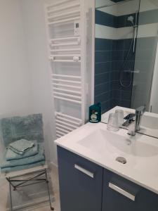 y baño con lavabo y ducha con espejo. en AGATHE chambres d'hôtes, en Guérande