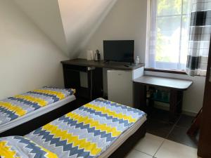 Camera con 2 letti e scrivania con computer. di Apartamenty, domki, wędkowanie a Barlinek