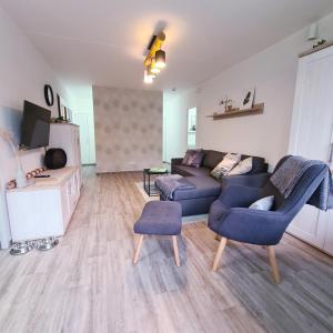 a living room with a couch and two chairs at Harz im Herzen in Altenau