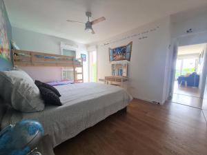 Schlafzimmer mit einem Bett und einem Deckenventilator in der Unterkunft Grand Appartement Dreams in Montévrain