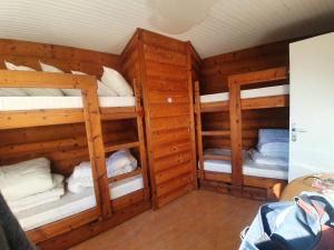 Habitación con 3 literas en una cabaña en Les Estaris en Orcières