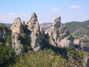um grupo de grandes rochas nas montanhas em lupo em Pietrapertosa
