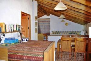 Una cocina y un comedor con mesa y sillas. en Fincaretama Farmhouse Apartment Ronda, en Ronda