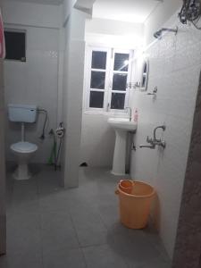 Koupelna v ubytování Smriya Homestay