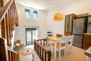 cocina y comedor con mesa y sillas en Cato Agro 4, Seafront Villa with Private Pool, en Karpathos