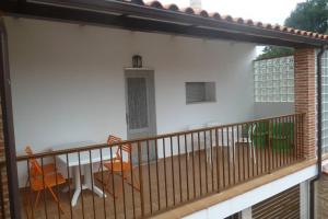 eine Terrasse mit einem Tisch und Stühlen auf dem Balkon in der Unterkunft Alojamiento VuT Rupurupay B in Aldeadávila de la Ribera