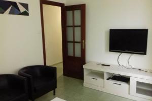 A television and/or entertainment centre at Alojamiento VuT Rupurupay B