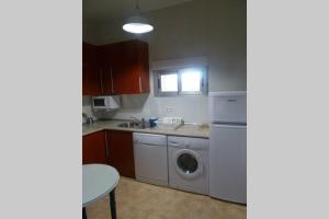 a kitchen with a washing machine and a sink at Alojamiento VuT Rupurupay B in Aldeadávila de la Ribera