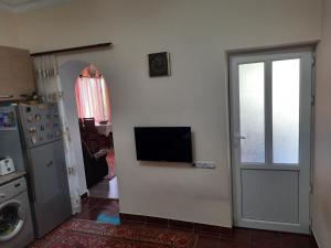 uma sala de estar com televisão na parede em Ararat B&B em Chʼiva