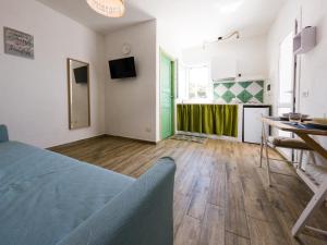 A television and/or entertainment centre at Albarìa Favignana Apartments