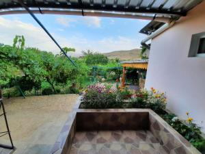 - une vue sur le jardin depuis l'extérieur de la maison dans l'établissement Ararat B&B, à Chʼiva