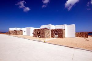 Photo de la galerie de l'établissement Cato Agro 5, Seafront Villa with Private Pool, à Karpathos