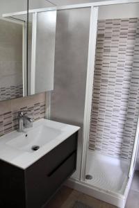 bagno con lavandino e doccia con specchio di La Maison de Mimì a Condofuri Marina