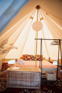 sypialnia z namiotem z łóżkiem w obiekcie Pokoje u Basi Glamping Mikołajki w mieście Mikołajki