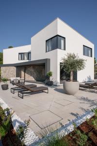 a white house with a patio in front of it at Koralle Mugeba in Mugeba