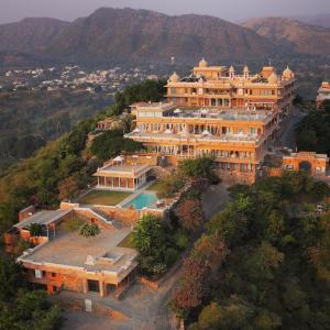 widok z góry na dużą rezydencję w obiekcie Fateh Garh Resort by Fateh Collection w mieście Udaipur