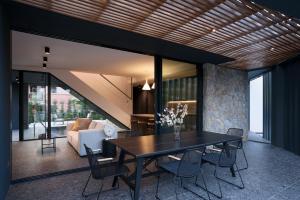 a dining room with a black table and chairs at Koralle Mugeba in Mugeba