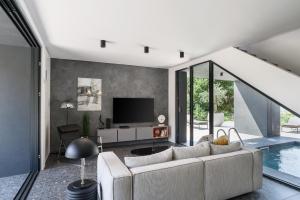 a living room with a couch and a tv at Koralle Mugeba in Mugeba