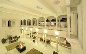 an overhead view of a large room with tables and chairs at Fateh Garh Resort by Fateh Collection in Udaipur