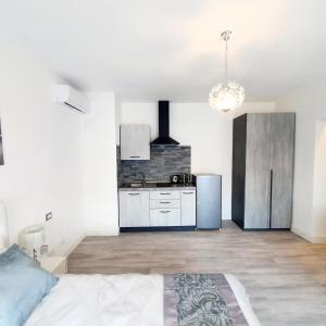A kitchen or kitchenette at Villa Volta 3 Policlinico Monserrato