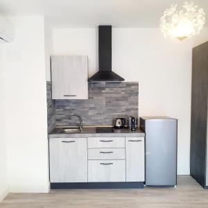 A kitchen or kitchenette at Villa Volta 3 Policlinico Monserrato Még 2 kép